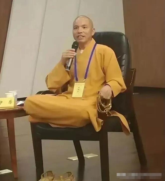 有没有人发现，新来的住持也没有那种跳出三界外的淡漠和沉静，而是有种得到权势后