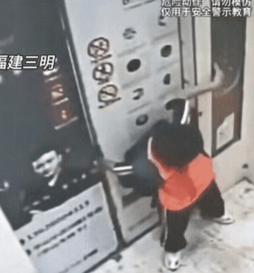 生活中不知道大家遇到过没有，一小学生坐电梯，感觉好玩，电梯快关门时手伸出去，电梯