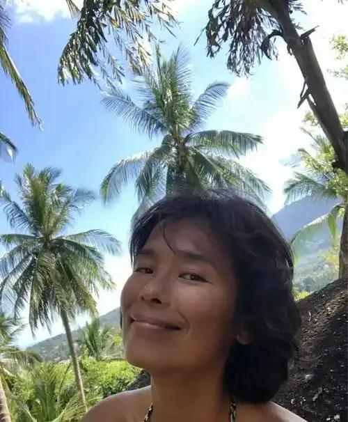 63岁的韦唯，近日曝光的近况令人心碎：脊柱断裂，生活跌入谷底。曾经的歌坛天后，如