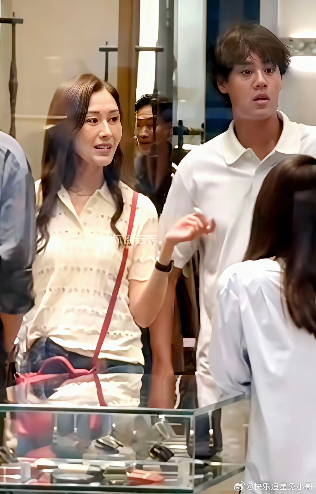 女神李嘉欣的儿子已经15岁了，据说身高一米九了，还是个大高个子，比他爸爸还要高，