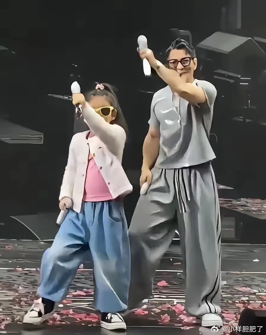 郭富城带9岁女儿跳舞，这不就是小方媛吗？小圆脸高马尾，真可爱啊！​