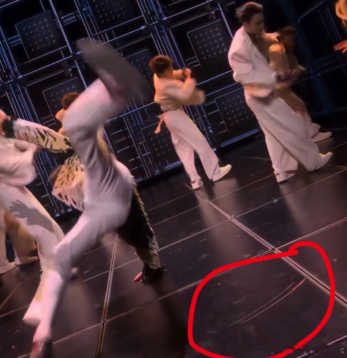 我去！王一博跳舞用了多大的力啊春晚地板都给划了两道印春晚