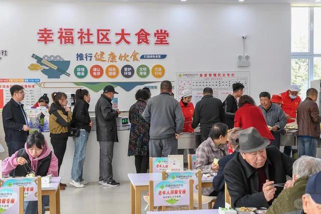 社区食堂，听两个老太太聊天一个说：“要对儿媳妇好一点，未来养老要看儿媳妇脸色呢