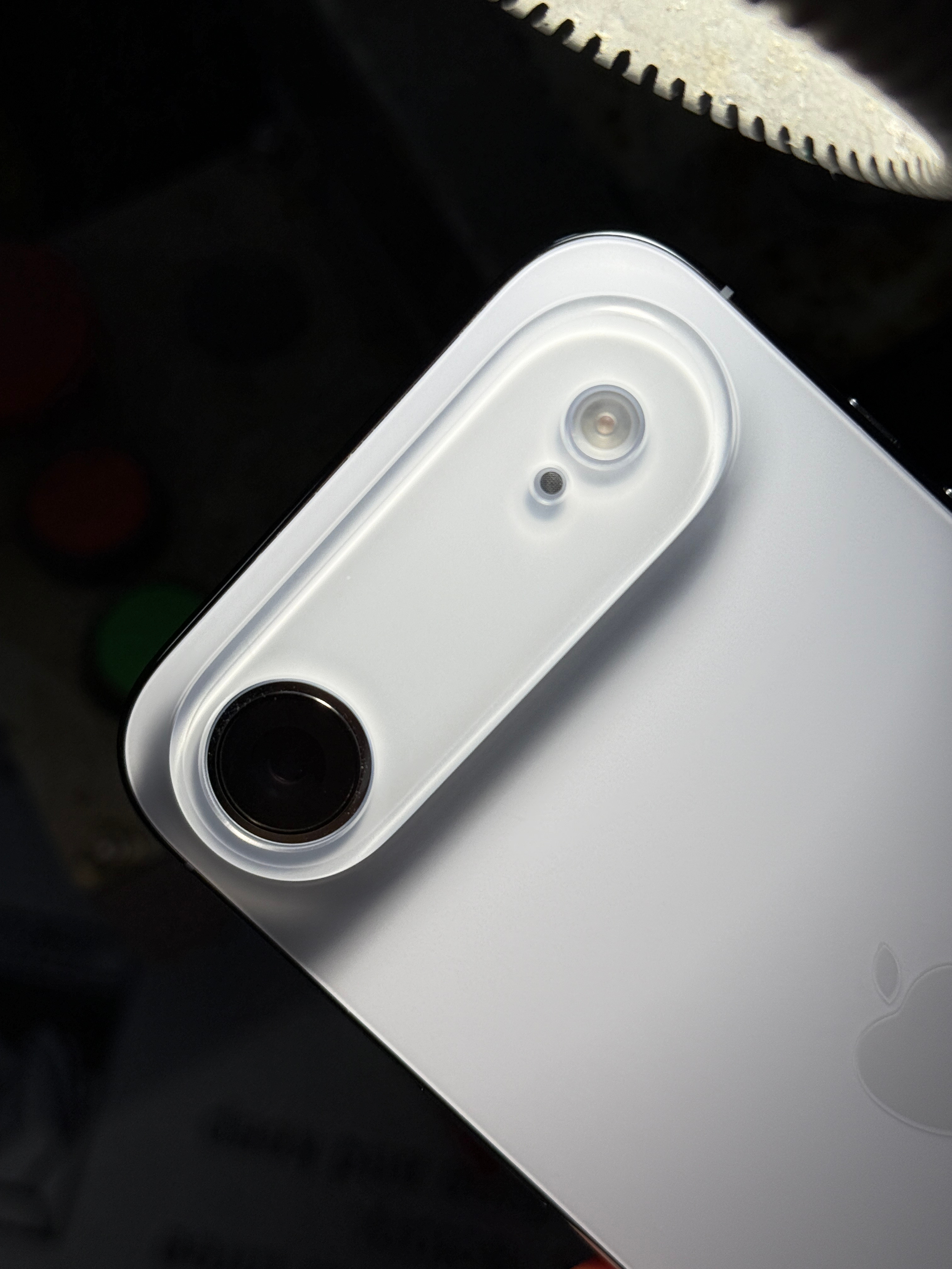 iPhoneAir平嵌镜盖，量产推进中[大笑]一个能解决手机背部朝下平放桌面