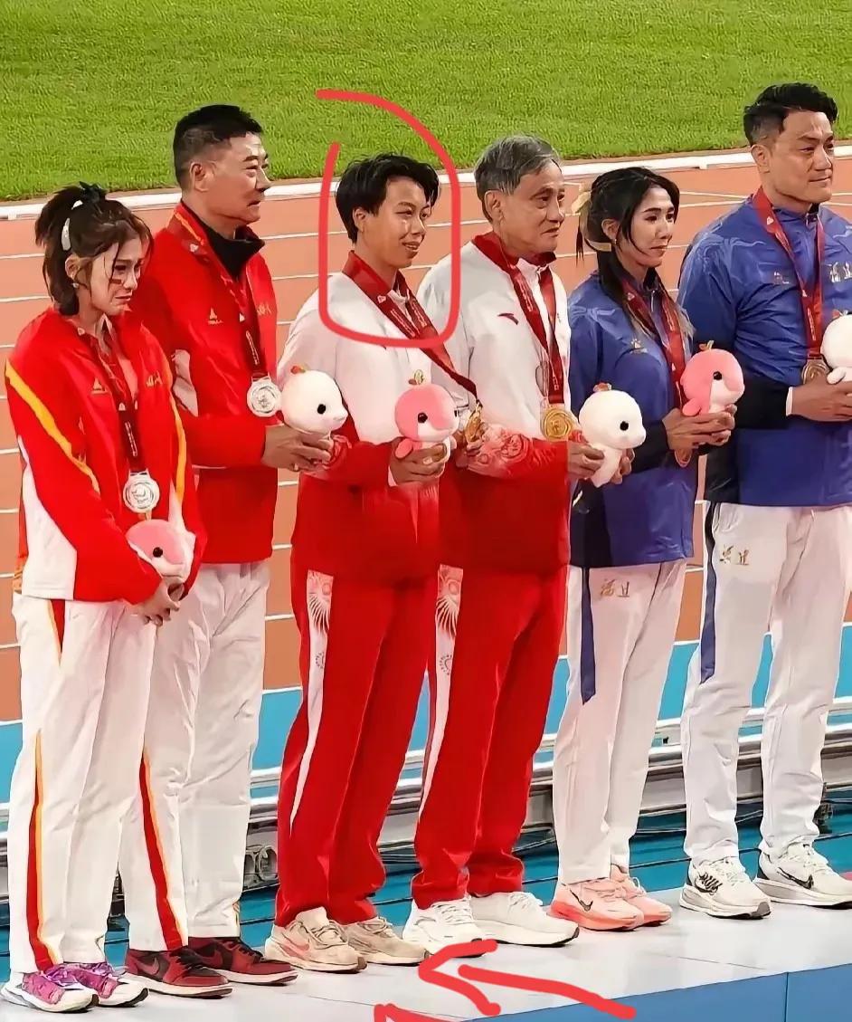 刘景扬的成功没有意外，不知道大家发现了没，全场只有她一个人没有化妆，完全是素颜，