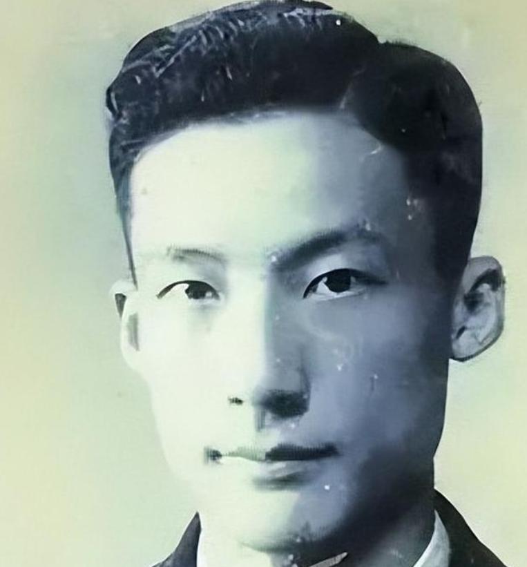 1949年，毛人凤下令处死朱君友。朱君友坦然赴死，却发现枪决他的2名特务，朝他频