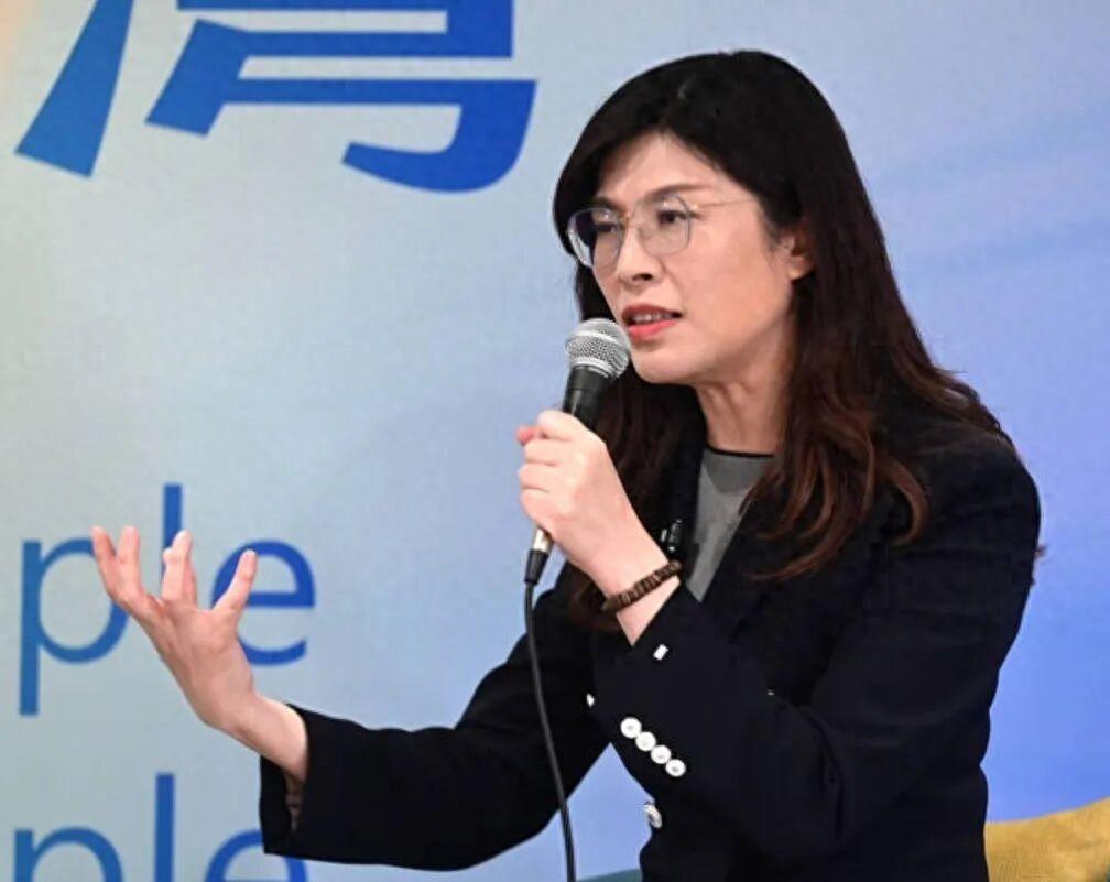 [玫瑰]台湾政坛的态度风向变得比天气还快，郑丽文短短四天的立场大变，直接终结了