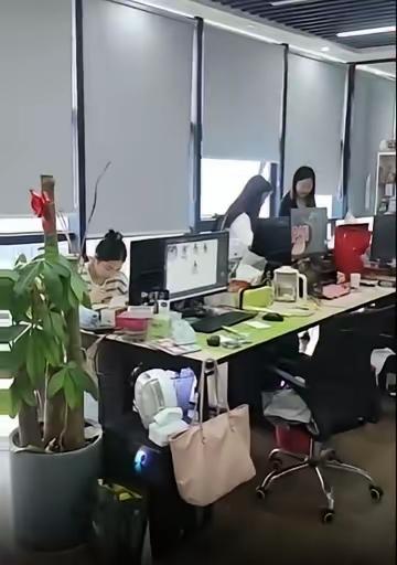女子点了外卖，吃干抹净，投诉，说没收到要退款。外卖小哥急了，跑到公司当面对质。