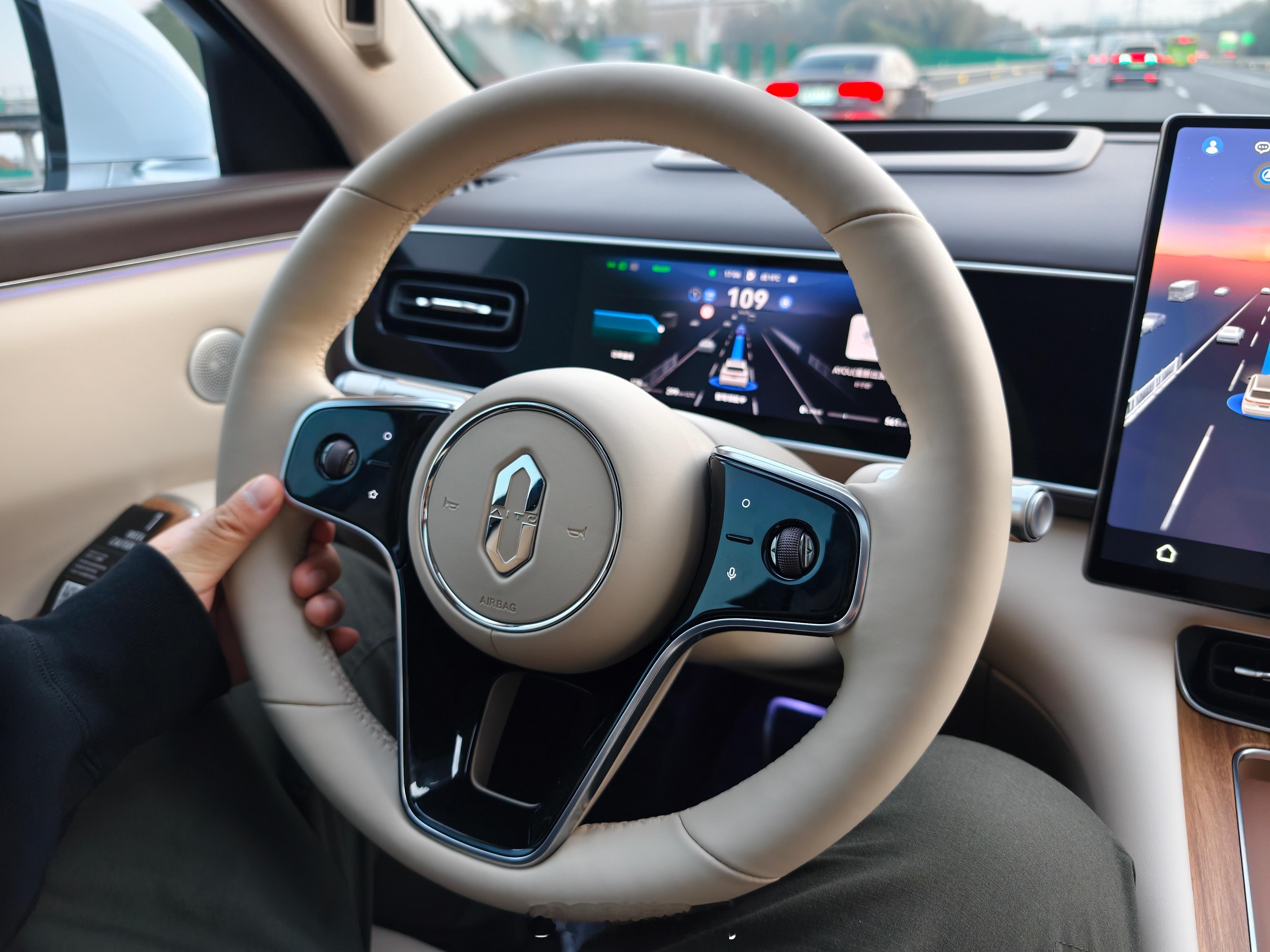 开着全新问界M7，遇到同款车。一黑一白，其他人不会以为我俩是车队吧。​