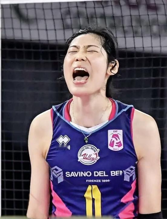 朱婷又赢了，24扣8中拿下8分，24个一传0失误，帮助科内利亚诺25-21、25