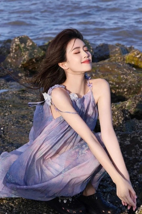 白鹿自己和自己合照双份美貌暴击！白鹿和自己同框也太绝了吧～左边是灵动甜妹，右边