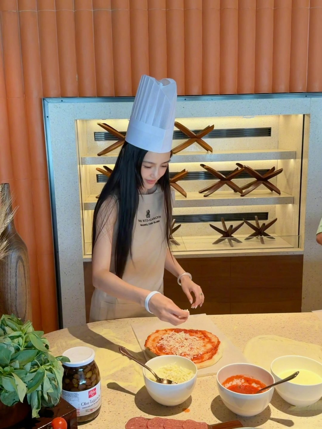 Angelababy拿玫瑰花自拍海边黄昏，粉色礼服搭配玫瑰，这组自拍质感很出彩，