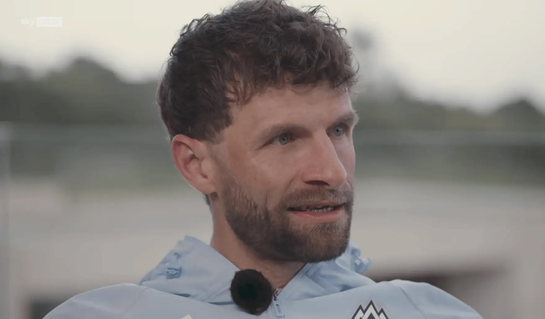 【穆勒:C罗专注于射门，梅西无所不能】德国图片报刊载穆勒采访，其中涉及梅西部分: