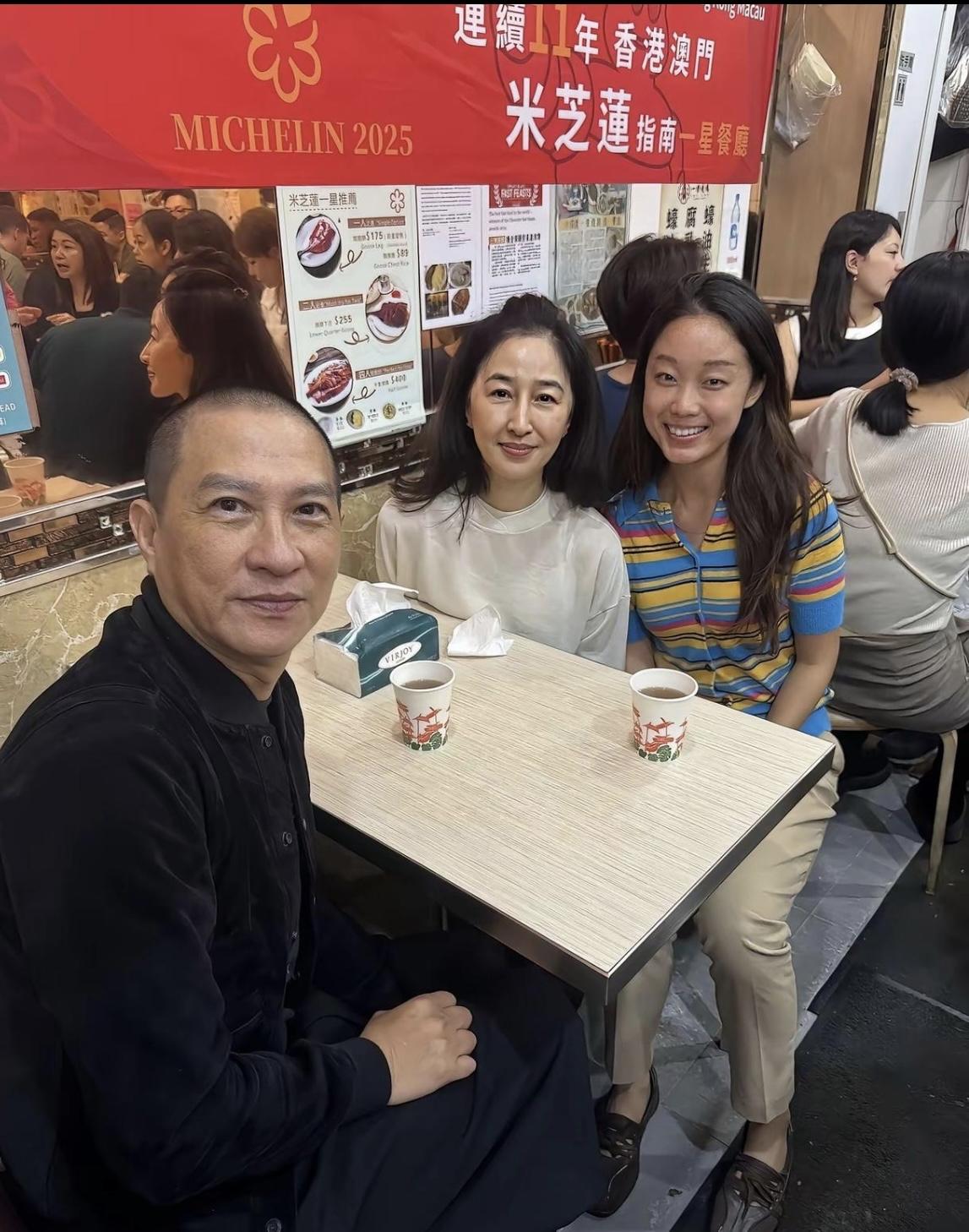 不得不说，港星真的很松弛都是素颜出门[呲牙笑]