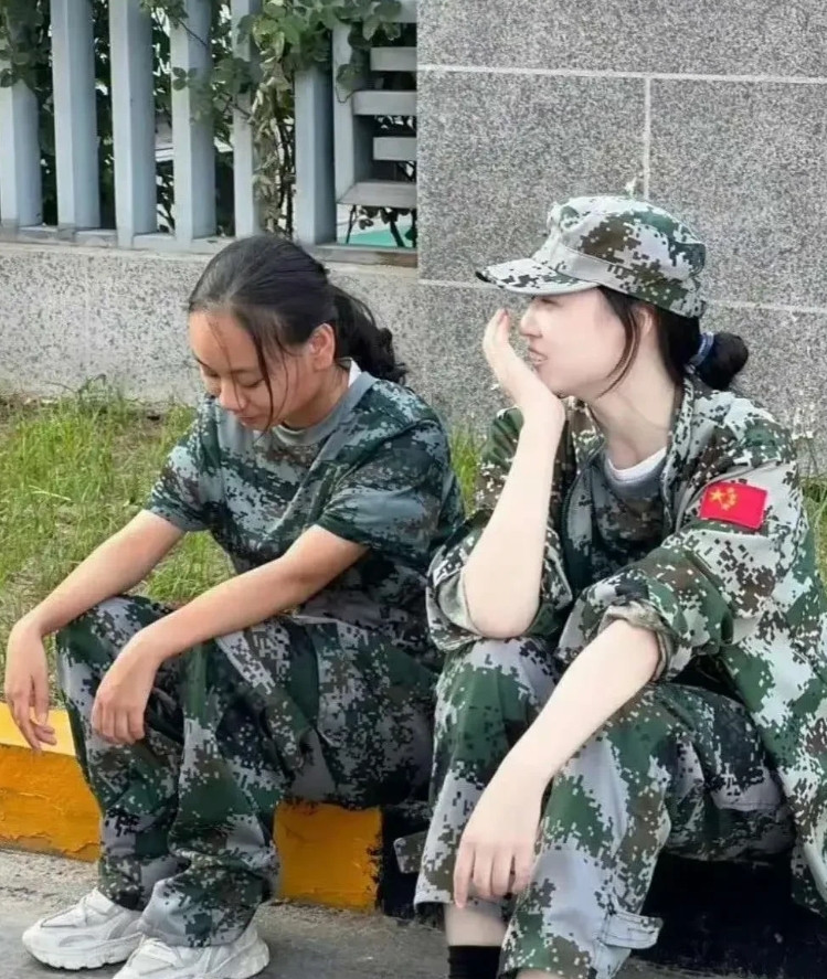 这就是人人都羡慕的白皮肤吧。[哈哈笑][哈哈笑][哈哈笑]
