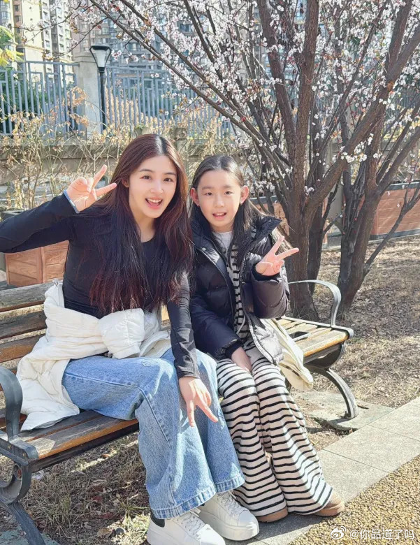 张含韵绝对是最合格的小姨了，回家过年不仅陪着外甥女一起玩，还要写作业交学费，真是