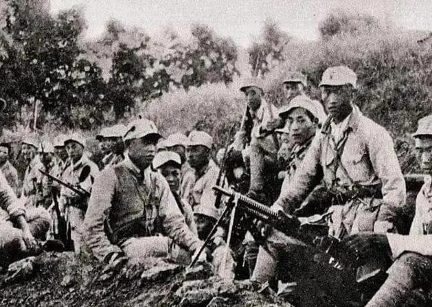 1942年，70多名八路军在寺庙入睡。一名战士半夜小便，忽然瞪大眼睛，高喊：“鬼