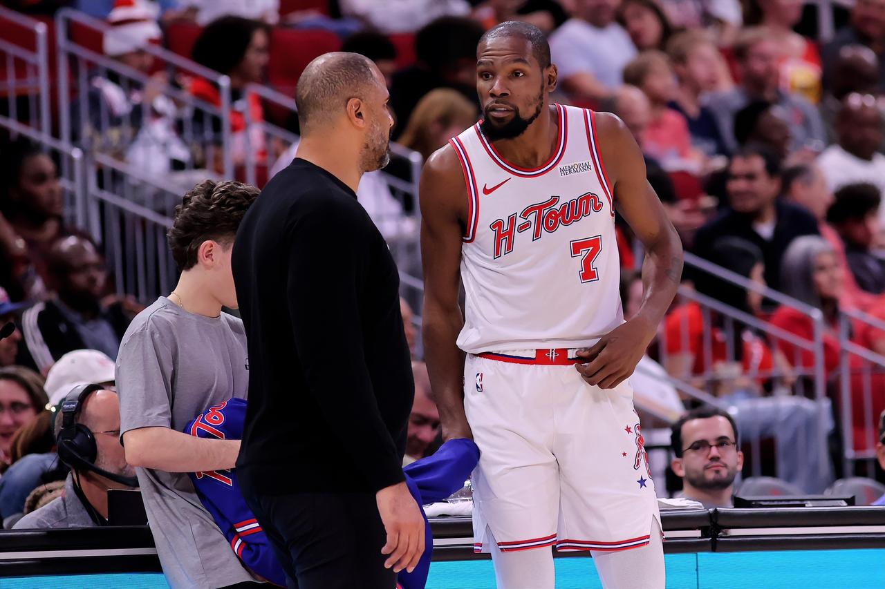 乌度卡：小杜，接下来我们将打骑士、掘金、太阳、勇士，你觉得能拿下几场？？？杜兰