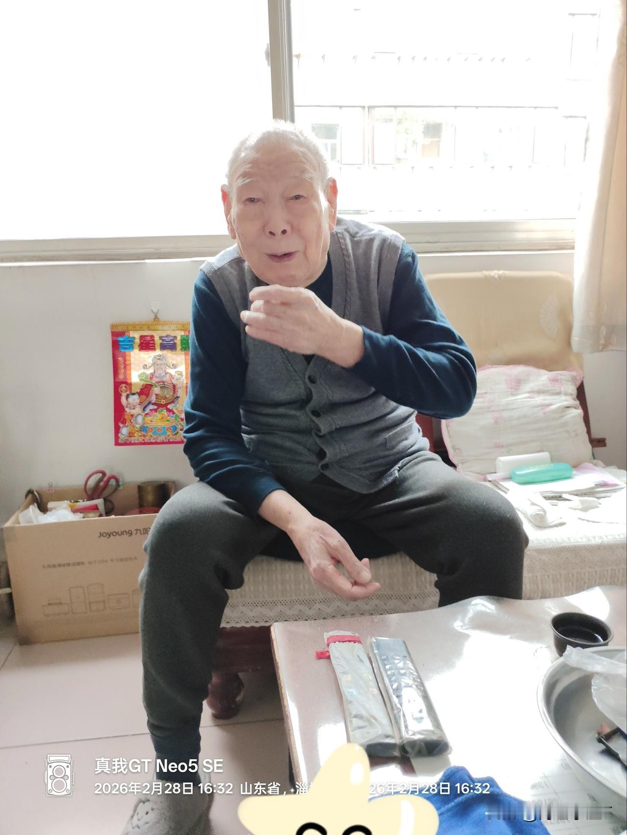 昨天轮到我去父亲家值班（周六保姆休息）。父亲生活基本能够自理，所以我十点多钟