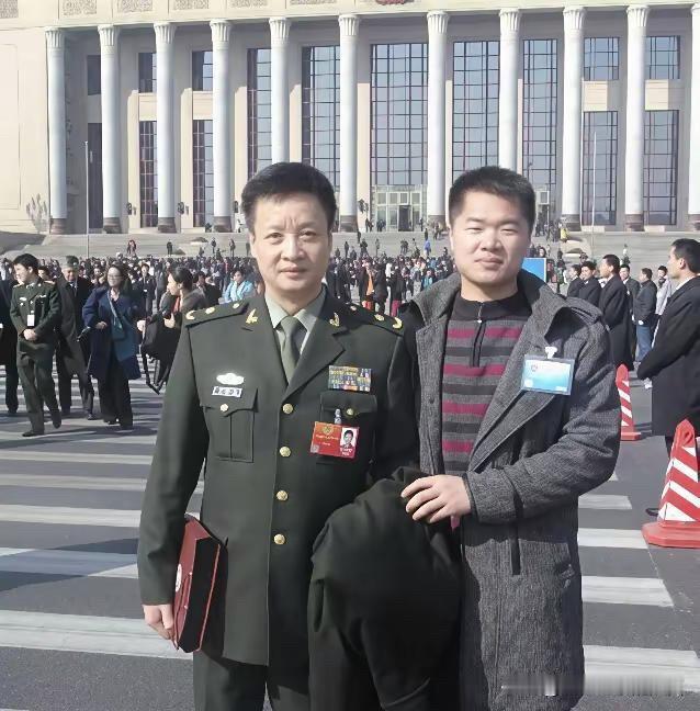 这是早些年三位男明星参加活动时的一些留影，左边的照片是男高音歌唱家阎维文，他的《