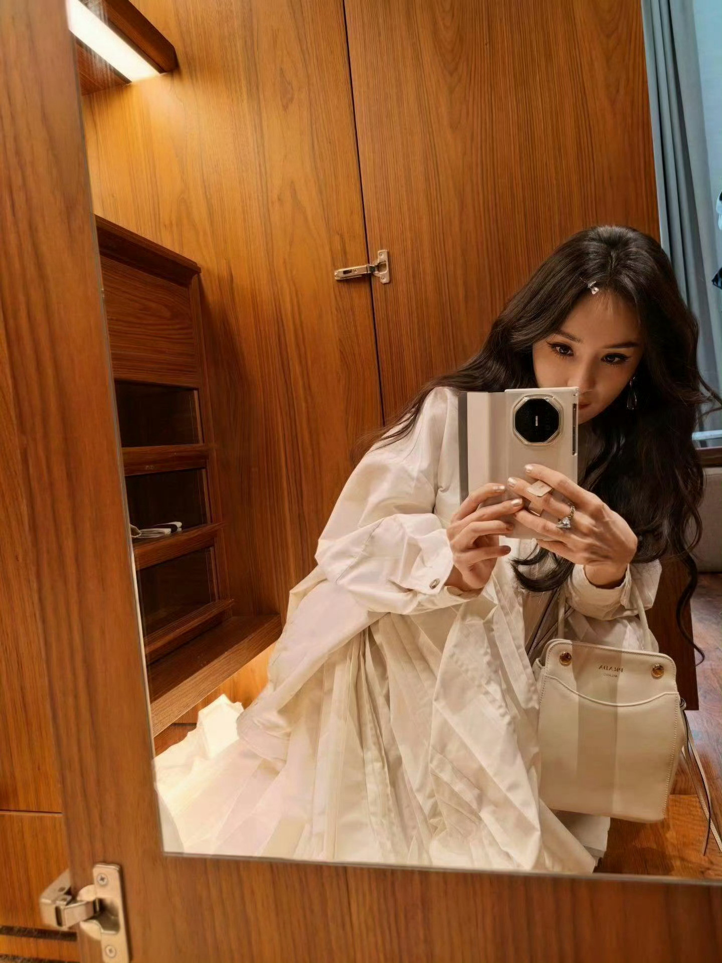 美美闪耀米兰含三折叠量极高杨幂更新ins18宫格