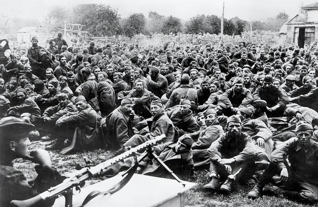 1939年，苏联内务部包围了布琼尼元帅的住宅。在这位驰骋疆场的骑兵统帅手持机枪向