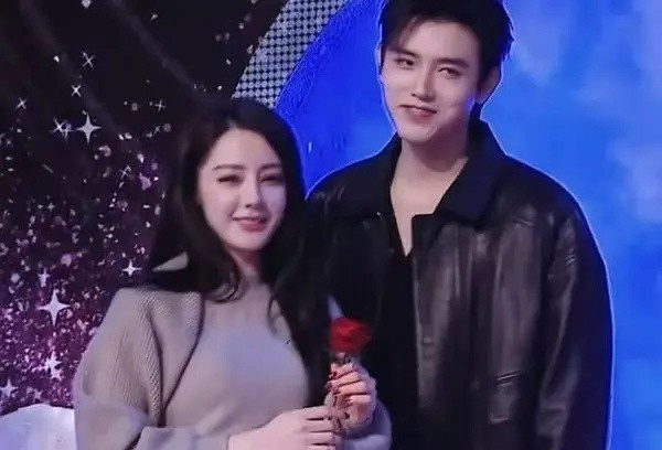 确实这两张都是热巴生图？哪个更接近线下