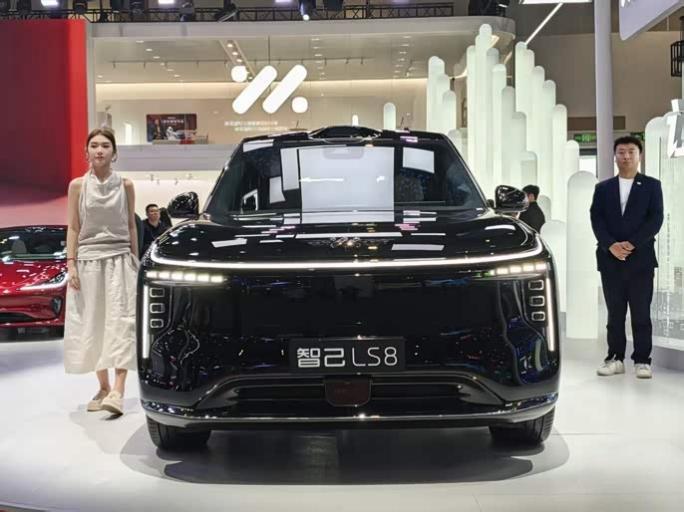 今天在北京车展发布会现场，亲眼见证了智己LS8的正式亮相。这台车给我的第一感觉，