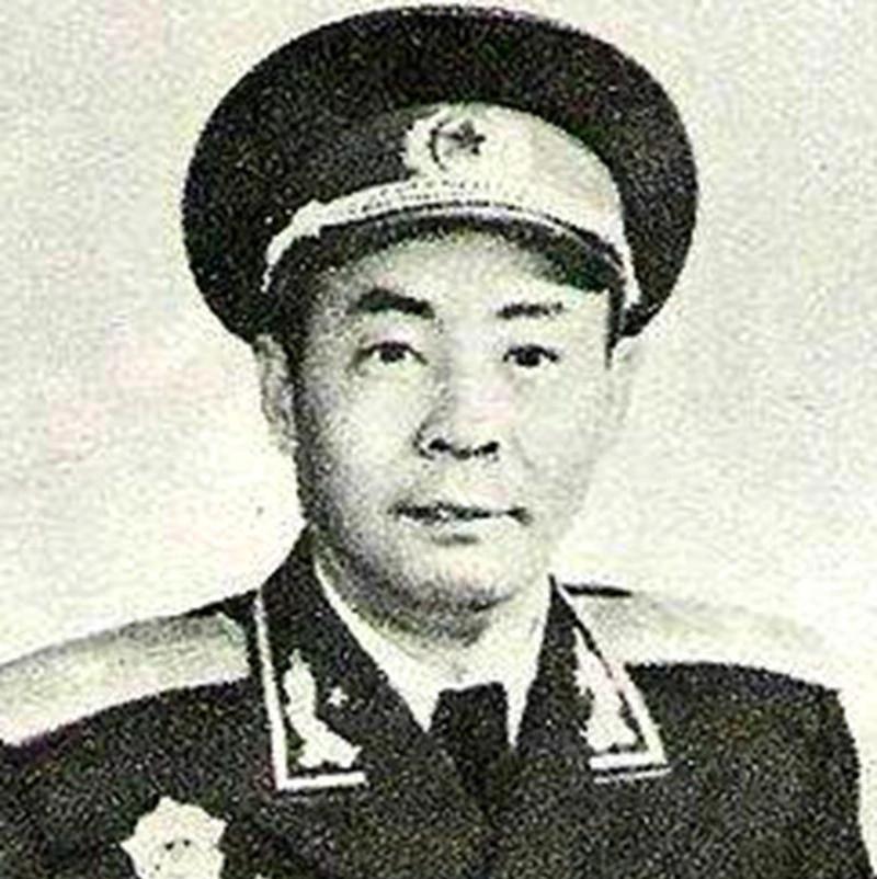 1935年6月，傅传作渡过金沙江，在中旬县遭敌顽强阻截，他率先攀上了城墙，一颗子
