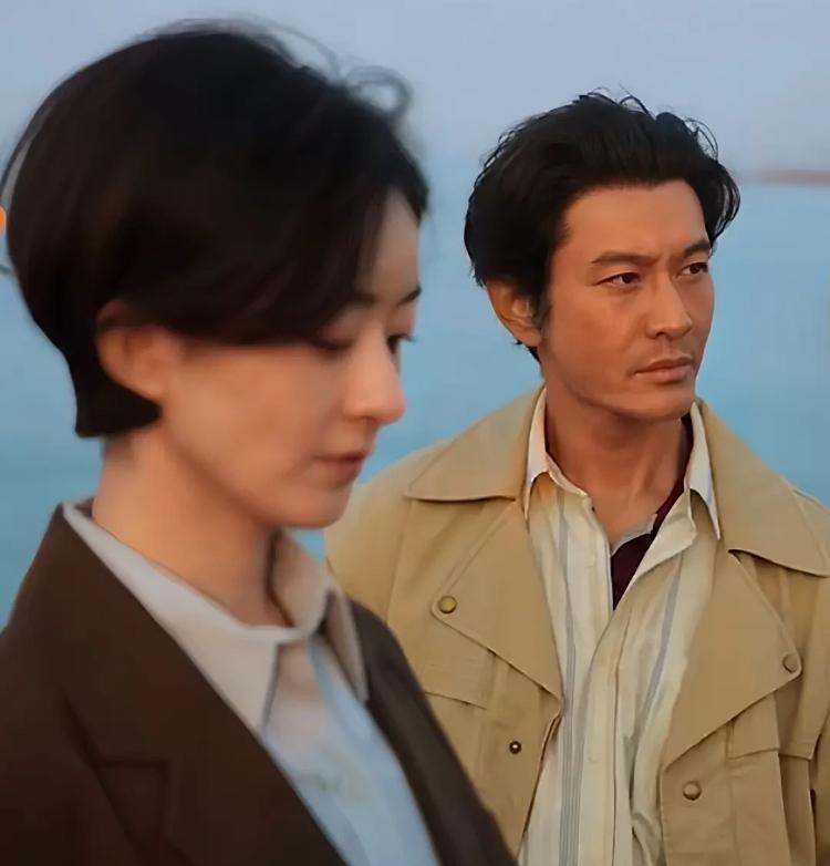 我是真没想到，一部叫《小城大事》的热播剧，居然能把我妈看哭。就因为郑德诚脚上那