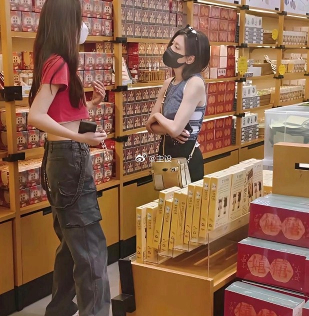 她们俩不会以为自己很酷吧￼