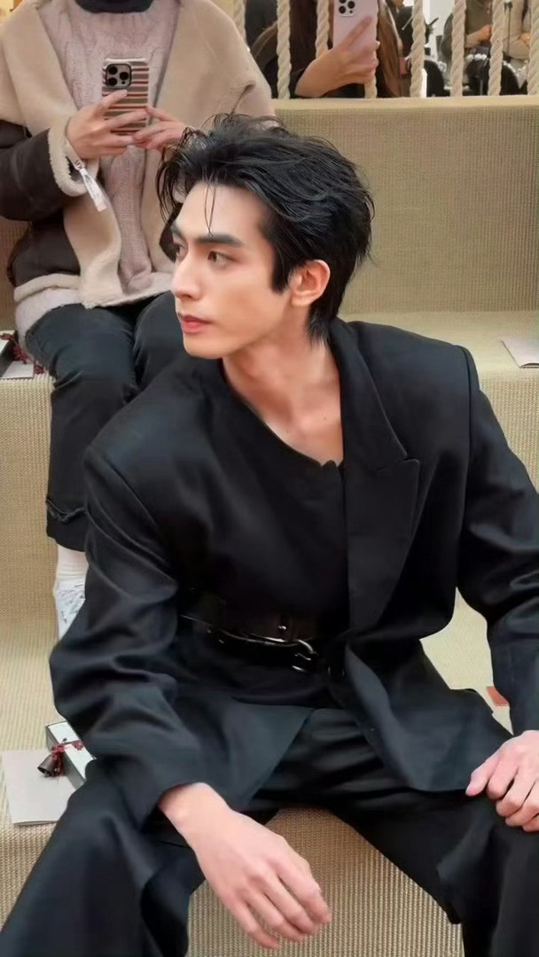 宋威龙熟男感宋威龙背头满分男背头满分男实至名归！宋威龙allblack黑风衣亮相