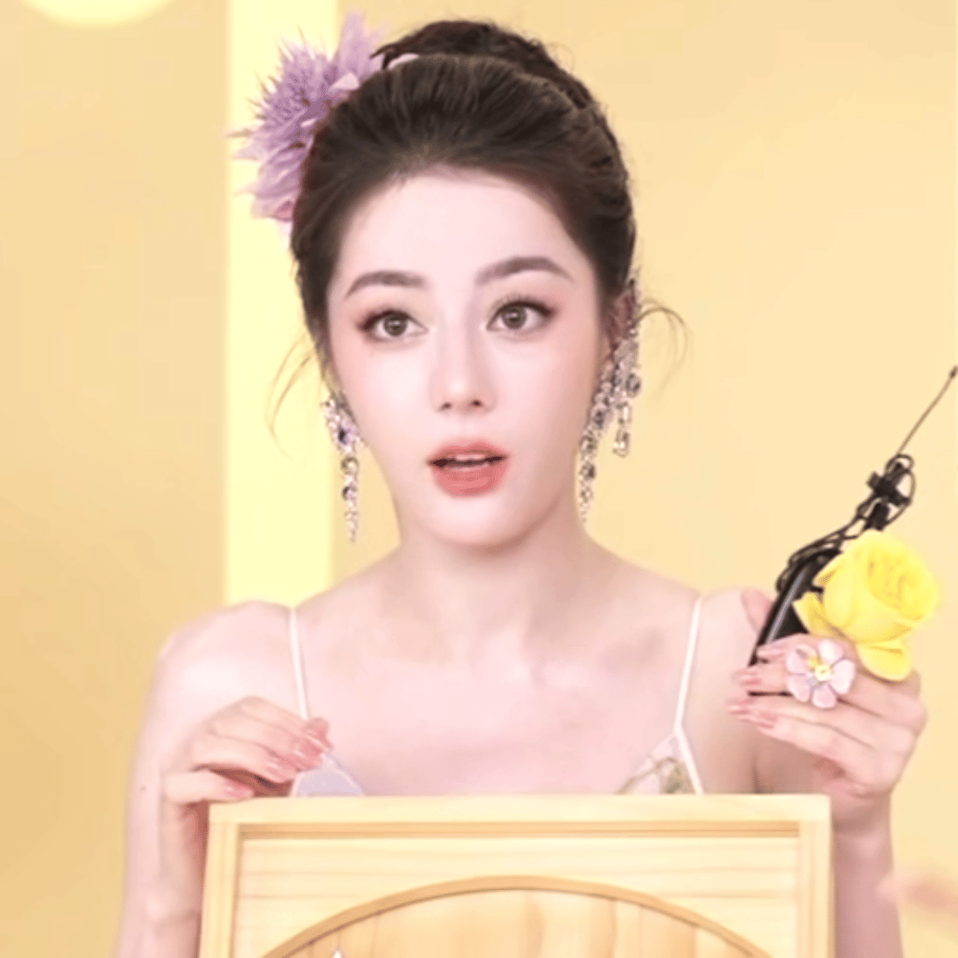 迪丽热巴怎么和赵露思有点神似了。。。​​​