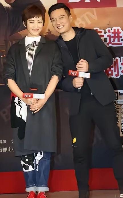白天在片场演父女，晚上回酒店搂着睡一张床。这哪是演戏，这是“公款谈恋爱”加“合法
