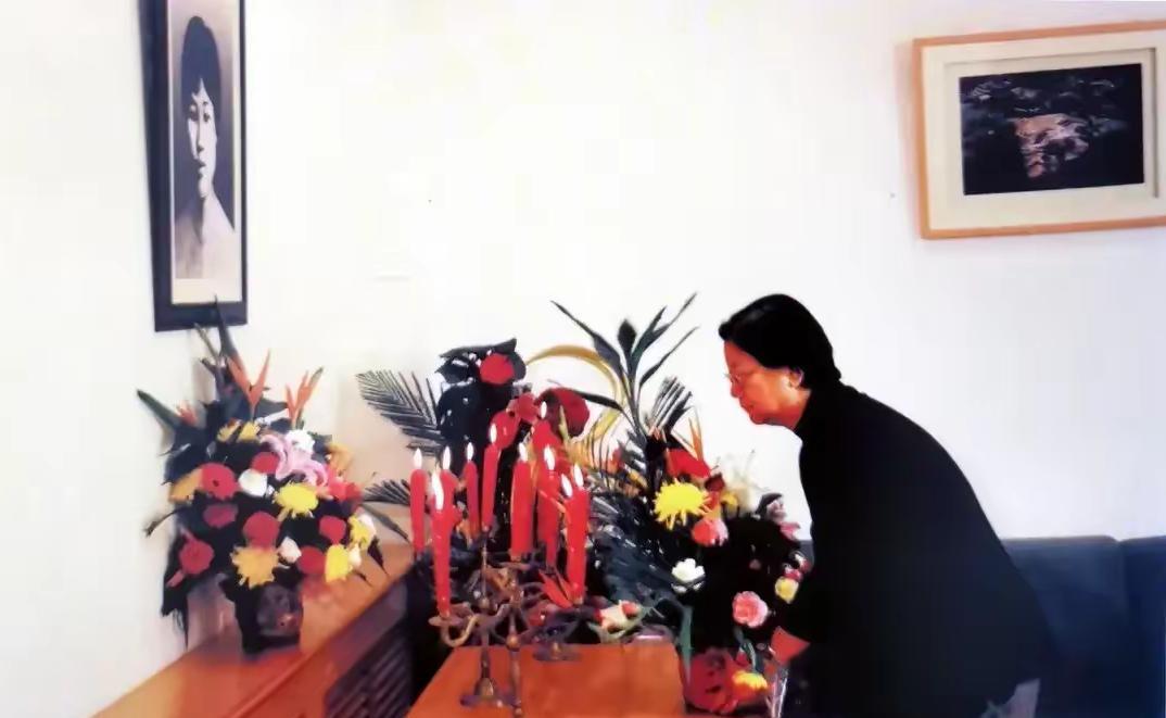 2001年，71岁的刘思齐在家中祭拜前婆婆的照片，这一天正值杨开慧百年诞辰，刘思