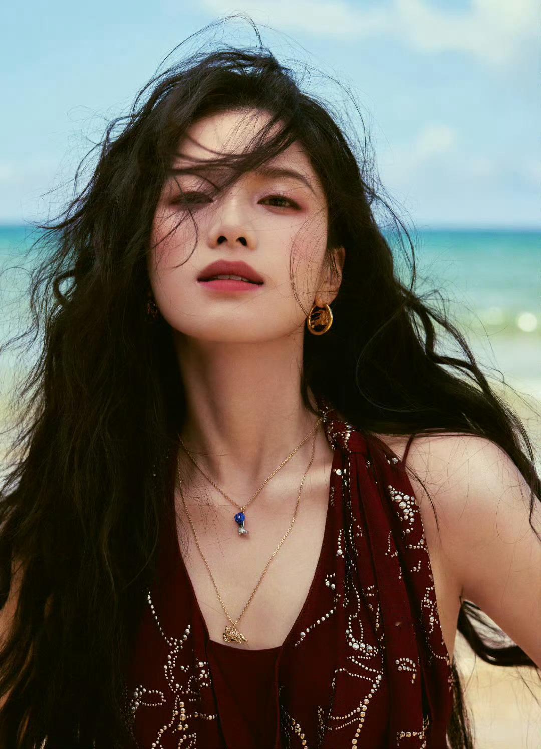 VOGUE红毯张婧仪让我惊艳到了，我还以为是钟楚曦呢！女人味十足啊[doge]章若楠