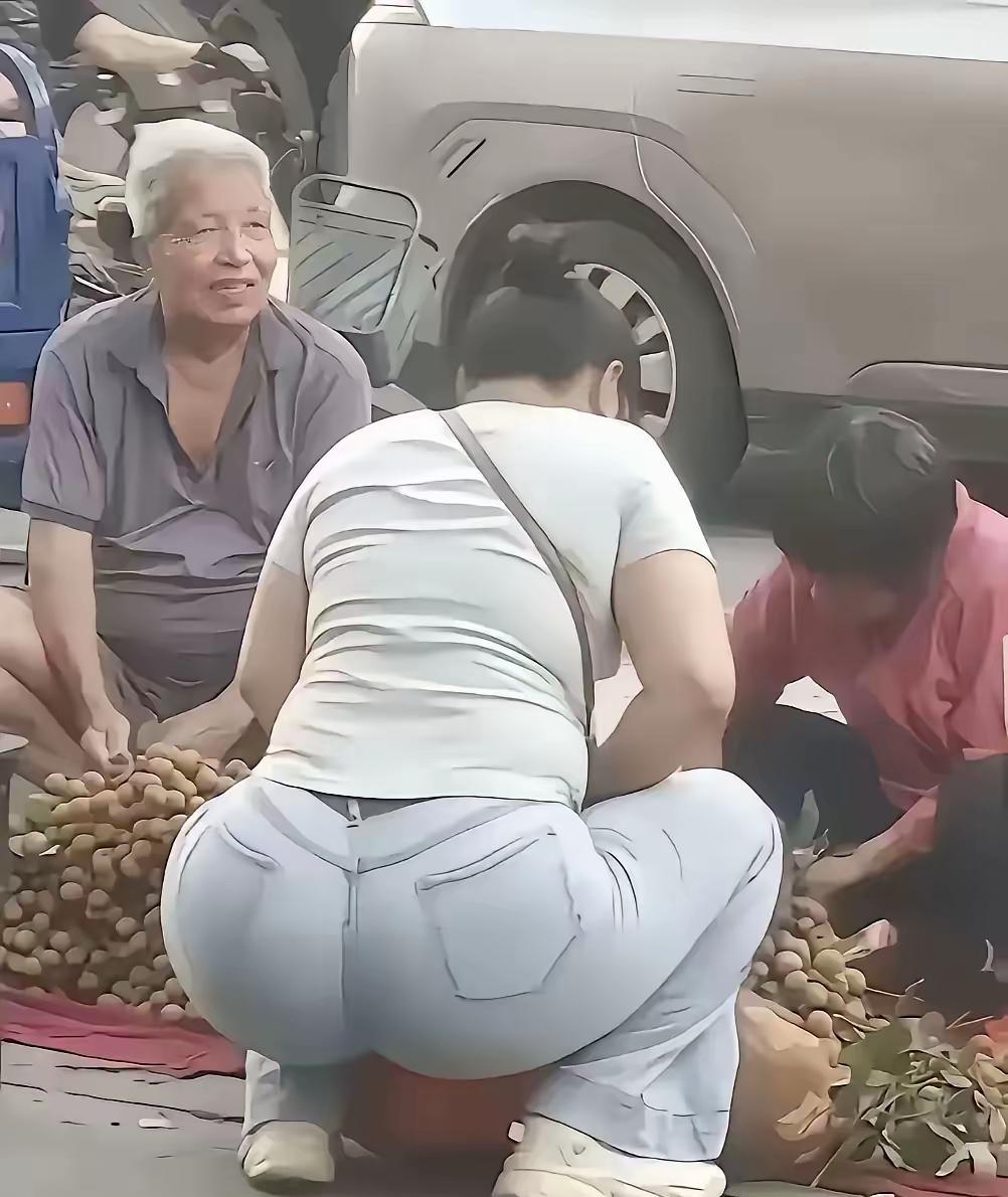 大姐，从后面一看，就是有福之人，大爷卖着菜，还不忘多看几眼，这大体格子，肯定是当