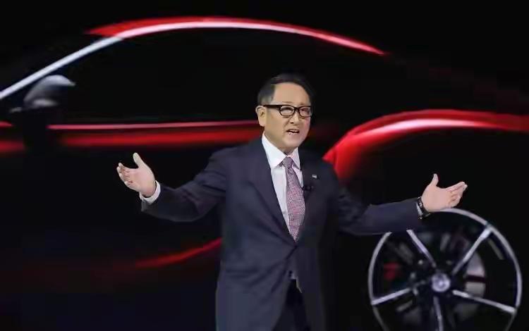 丰田好不容易做出了一箱油，可以跑1200公里的汽车但是其他汽车厂商却换了一个赛