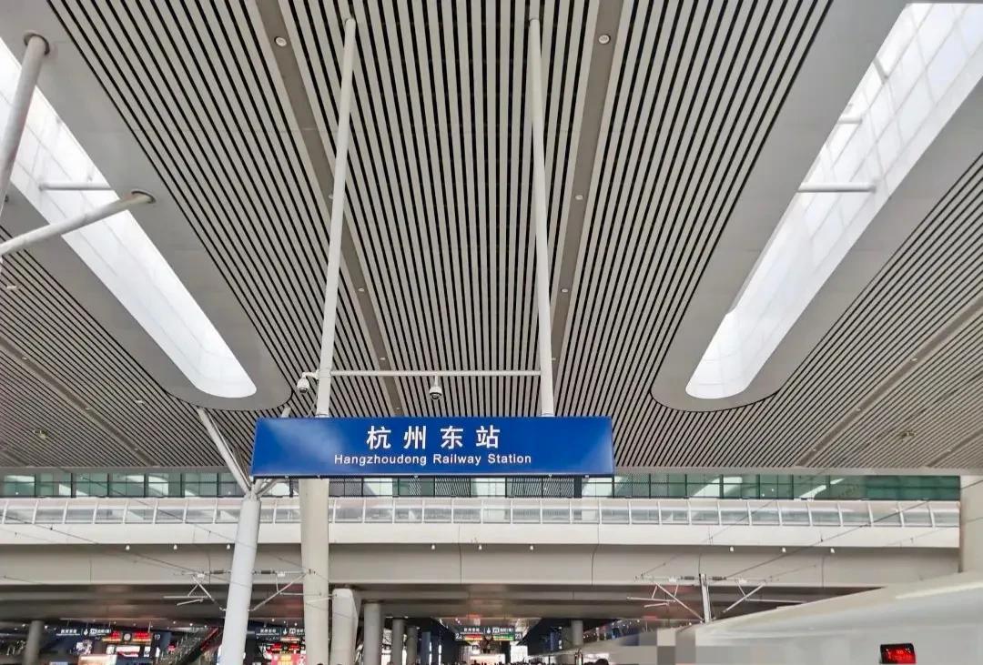 杭州东站、杭州南站相继发生大家不愿看到的安全事故。一起卧轨，一起跳下站台，大家不