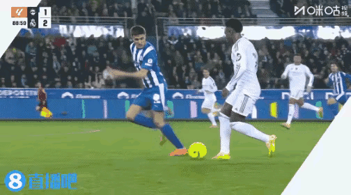 那些说皇马在西甲受到裁判“照顾”的人可以闭嘴了……！维尼修斯如此明显的被踢到