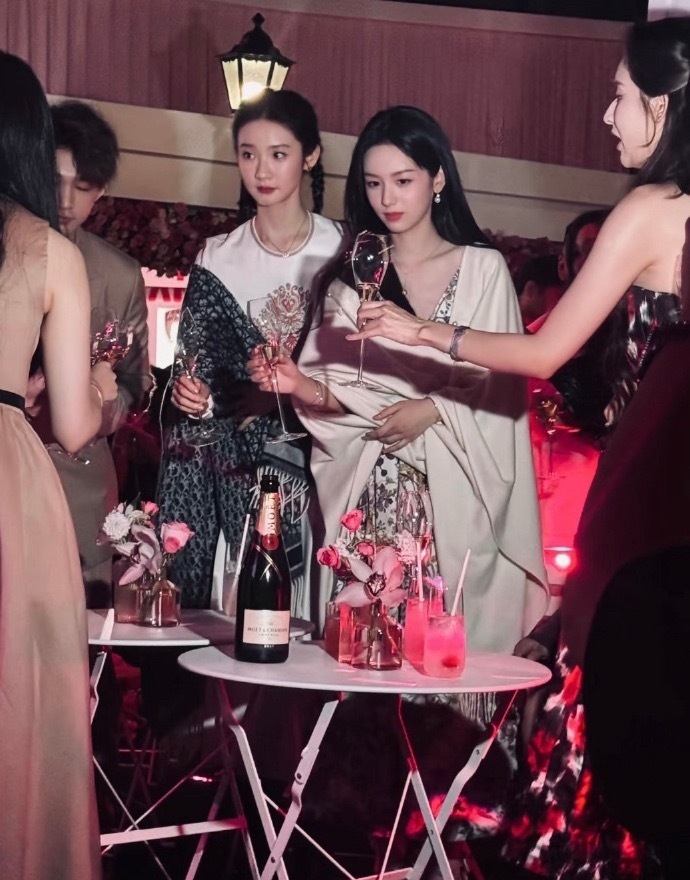 终于理解了霸总为什么总能在人群中一眼锁定女主了