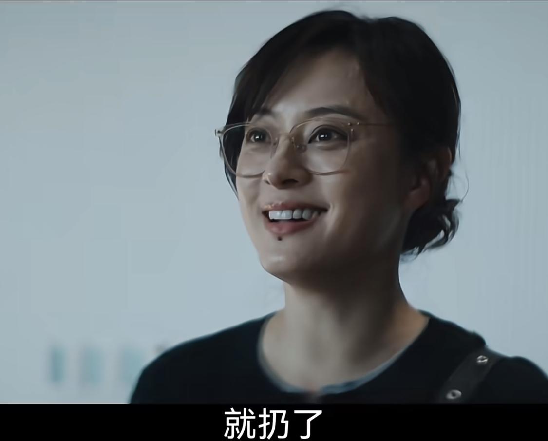 孙俪在新剧中饰演大学老师，一脸疲惫状态，网友说这样就对了，老师就是这样的气血双亏