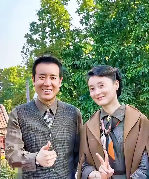 于和伟一个电话打给吴越：“妹，有个戏，来吗？”吴越想都没想：“哥，去。”她没问角