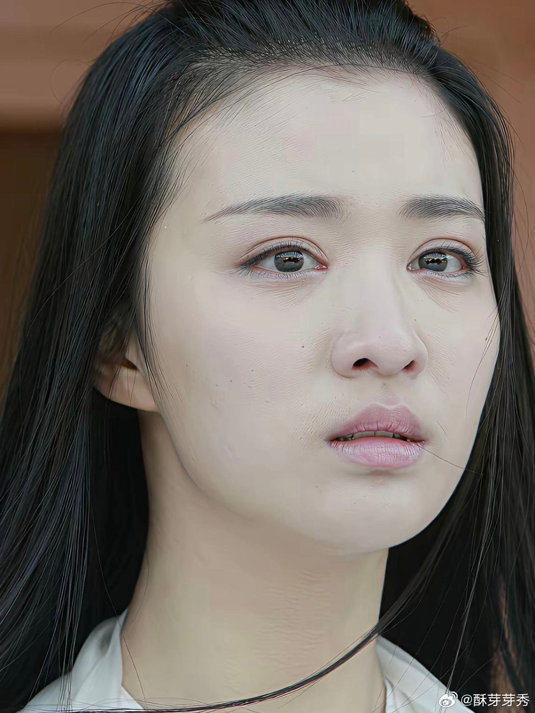 王楚然确实更适合浓妆，一素颜，鼻子那块的缺陷就很明显了。爱情有烟火作者夸檀健次