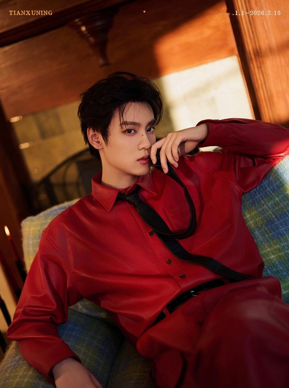 田栩宁×新春大片📸一袭红色皮革套装定格带来年度回顾总结，以优雅潇洒之姿，启