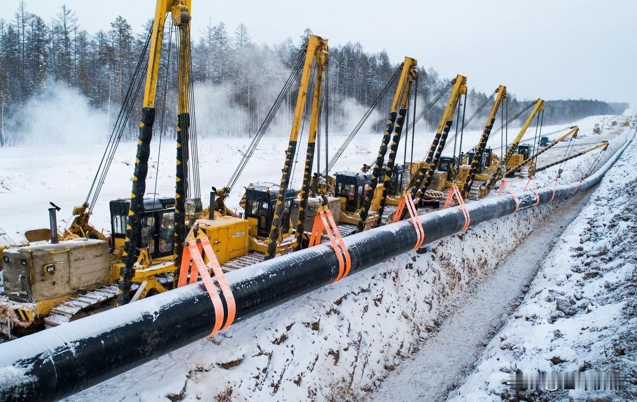 霍尔木兹海峡油价跳涨，美俄中三边静默较劲，底牌到底藏在哪。4月12号，一艘油轮