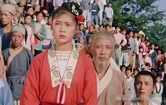 首位被处决的女明星。1992年，备受瞩目的刘三姐扮演者程春莲，为了76万元把自己