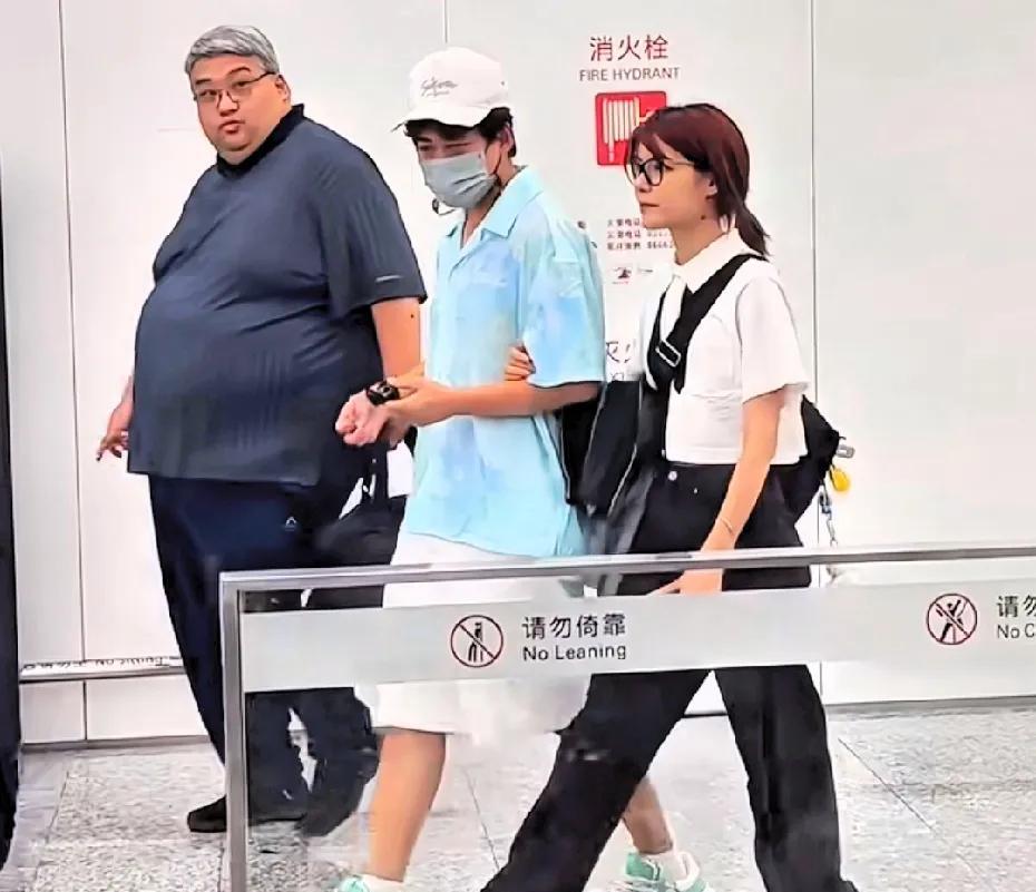苏醒带老婆和经纪人现身机场，人气爆棚！哈哈，他经纪人龙哥真的好大一只，简直就和大