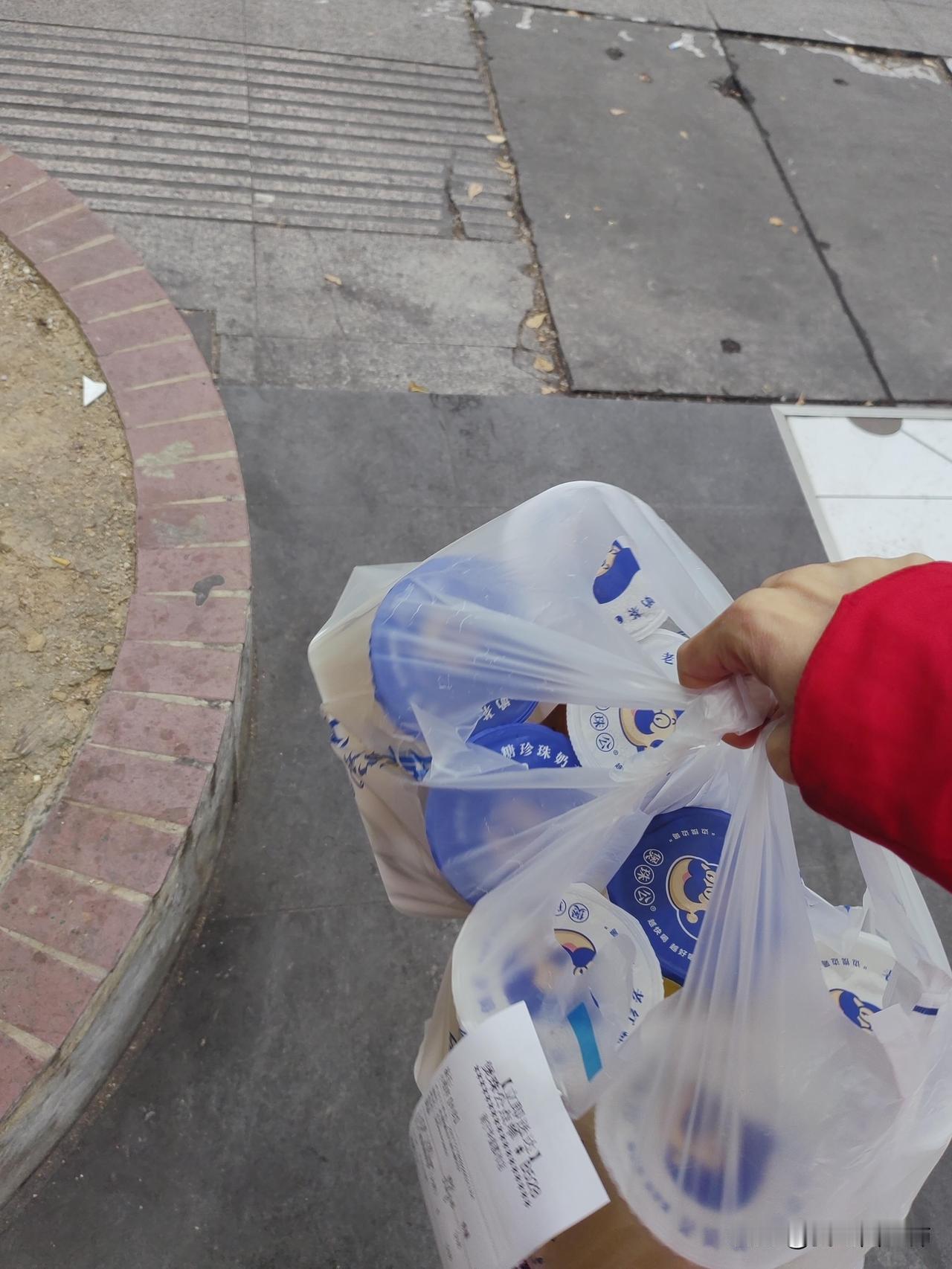 我算是懂了，送外卖是赚不到钱的送外卖半个多月了，真的是一分一分的辛苦钱。我现