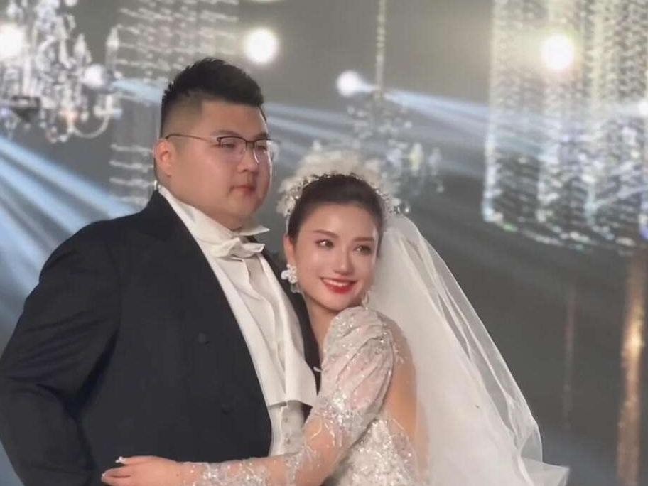 前妻遇新欢，“猴哥说车”估计坐不住了。当时，千万粉丝的网红“猴哥说车”，他与